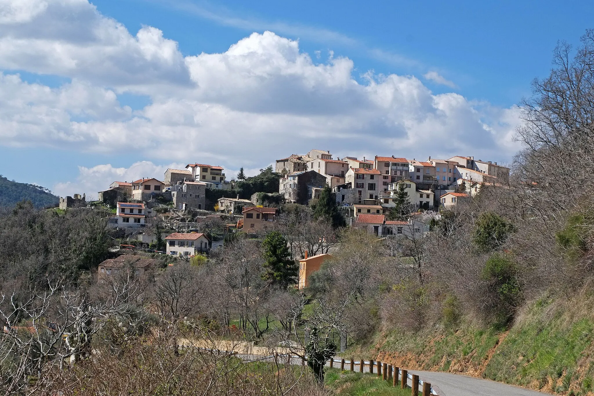 Photo showing: Vue sur le village de Revest-les-Roches en allant vers Bonson