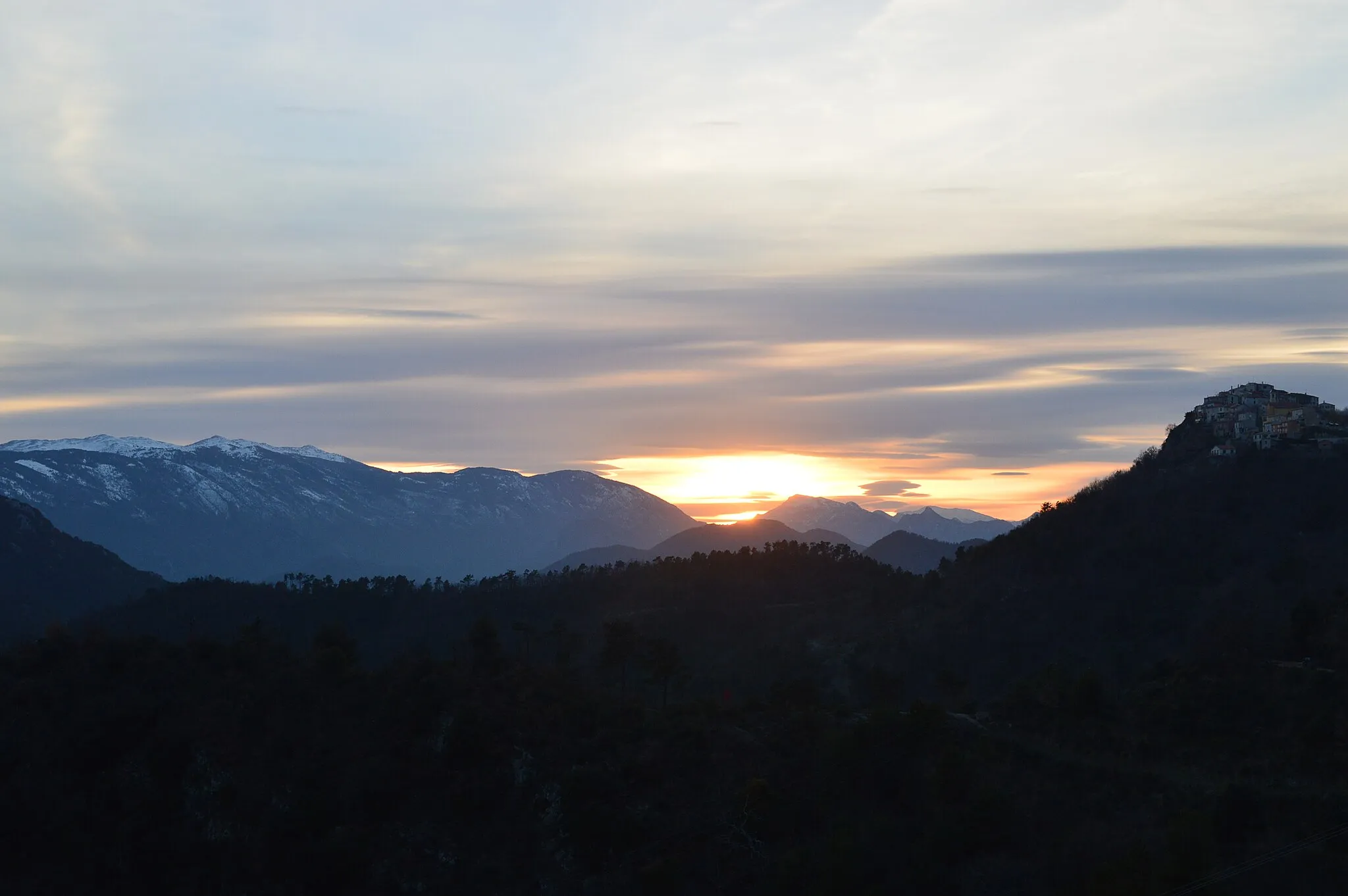 Photo showing: couché de soleil à Revest Les Roches