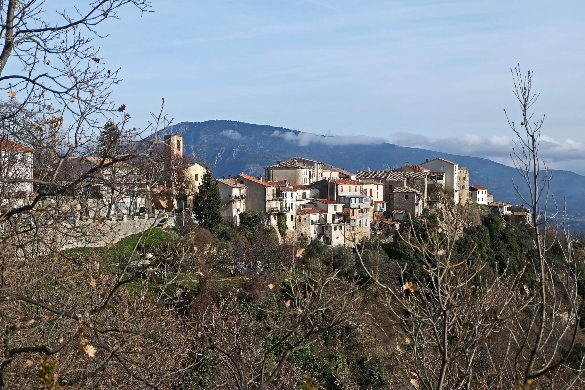 Photo showing: Vue du village de Revest-les-Roches en venant de Tourette-du-Château.