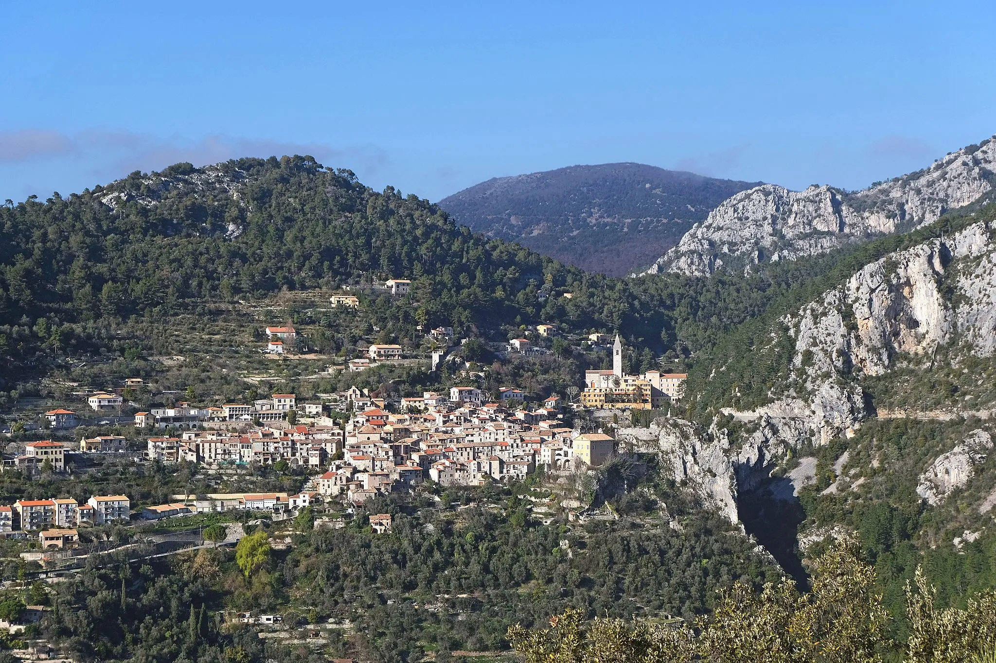 Photo showing: Vue hivernale du village de Peille près du col de Saint-Pancrace.