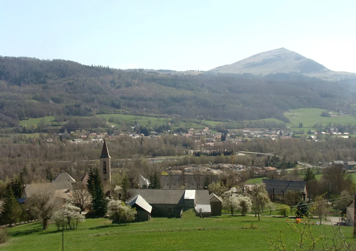 Photo showing: Le village et la plaine de Chabottes vus du calvaire. Au fond à droite le Puy de Manse.