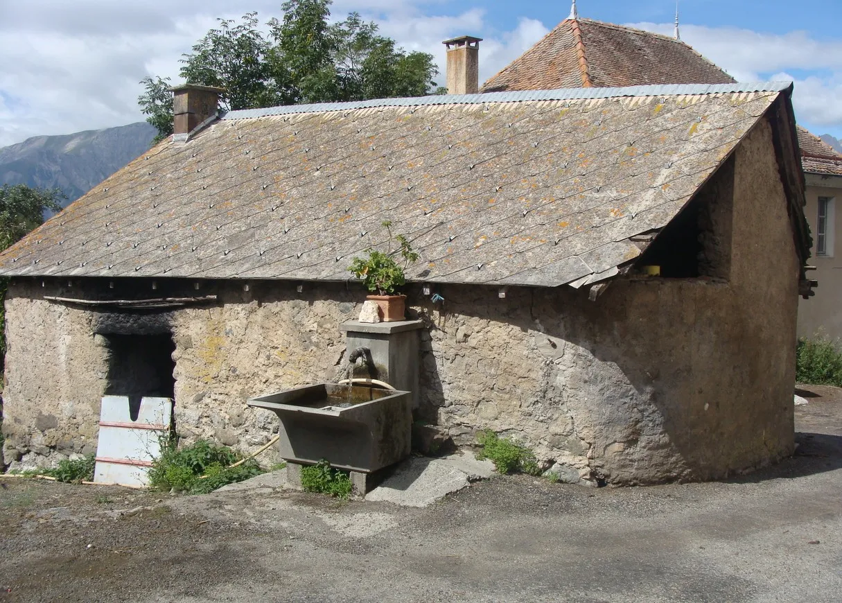 Photo showing: Une fontaine dans le village des Infournas-bas.