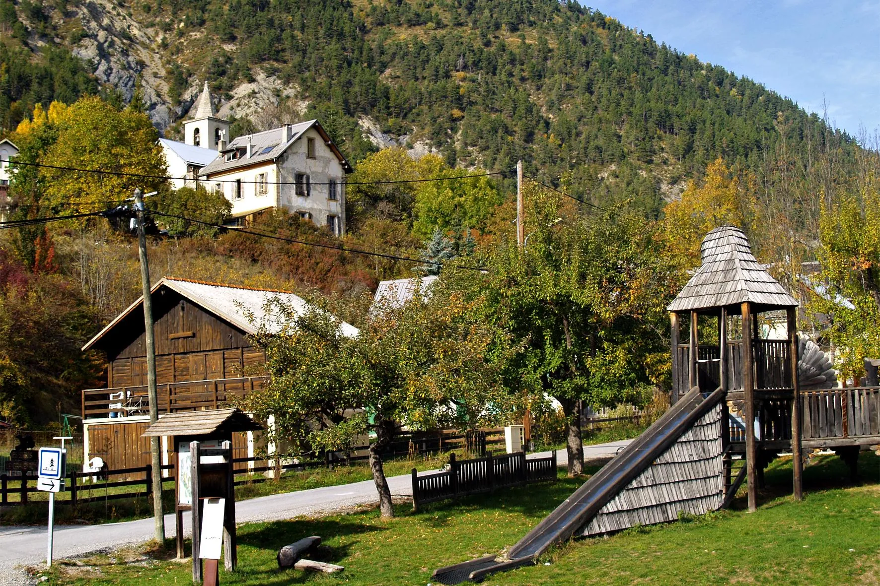 Photo showing: Village d'Auzet et son aire de jeu