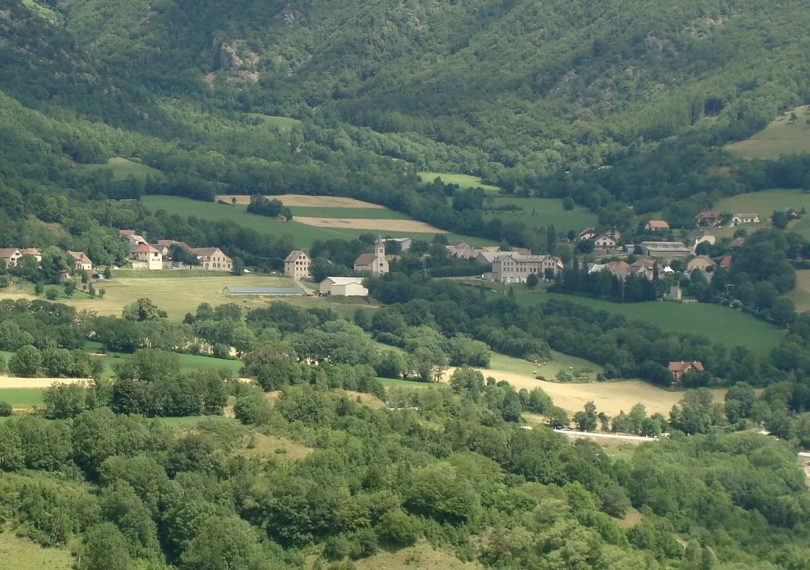Photo showing: Aspres-lès-Corps (Hautes-Alpes) vu de la route de Beaufin (Isère).