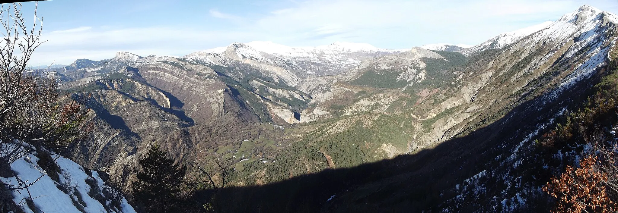 Photo showing: Gorges du Bès et alentours vus de la crête entre le col de l'Escuichière et le Blayeul (Lame de Facibelle, Vélodrome...)