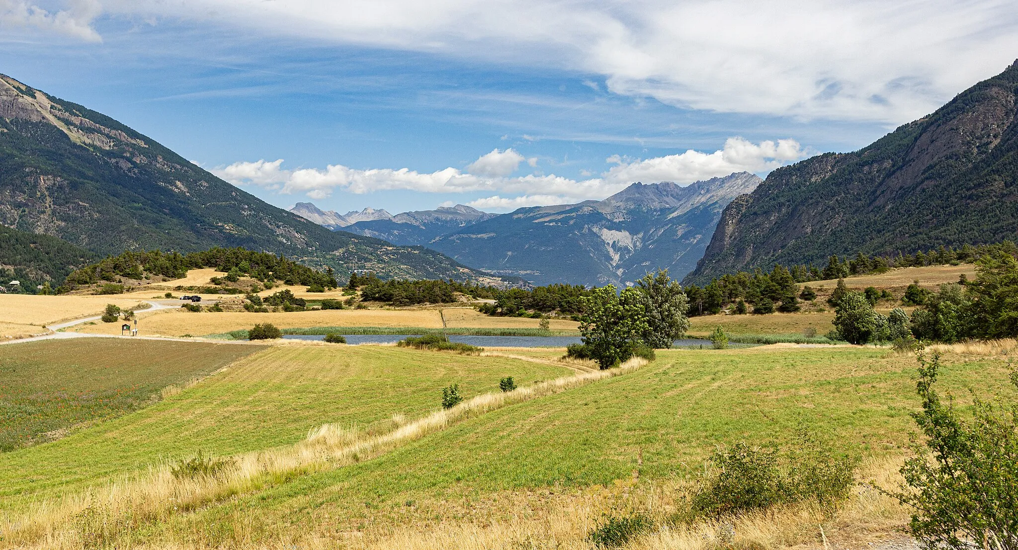 Photo showing: Lac de Siguret en été en 2023, vue depuis le sud (depuis la chapelle Saint-Roch). Saint-André-d'Embrun, Hautes-Alpes, France.