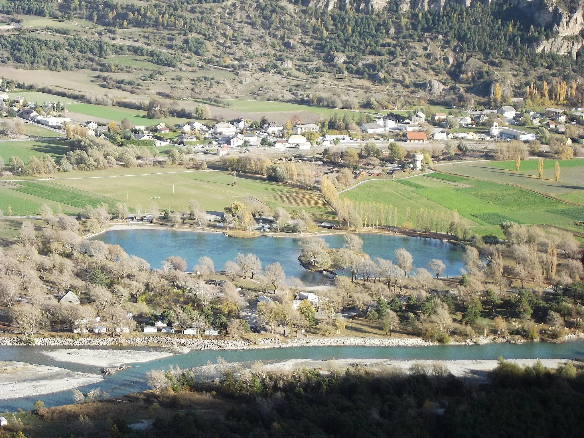 Photo showing: Plan d'eau d'Eygliers vu de la montagne en face (l'Aiguille)