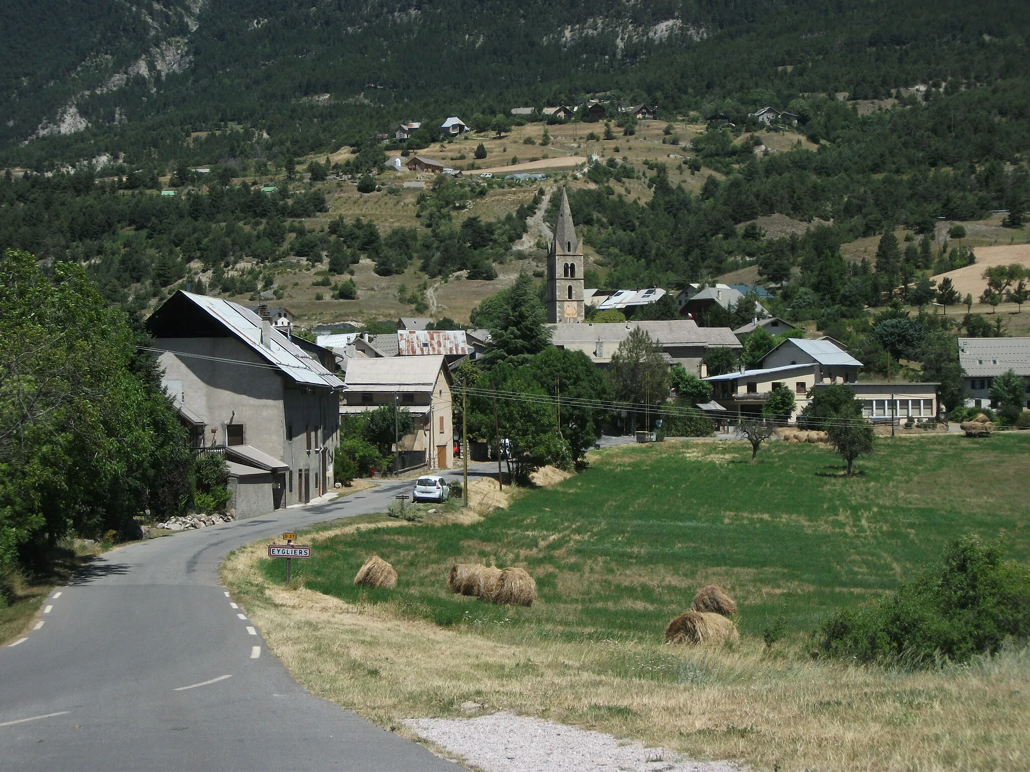 Photo showing: View of Eygliers (chef-lieu) from racc. departmental roads 137 and 37. [11230]