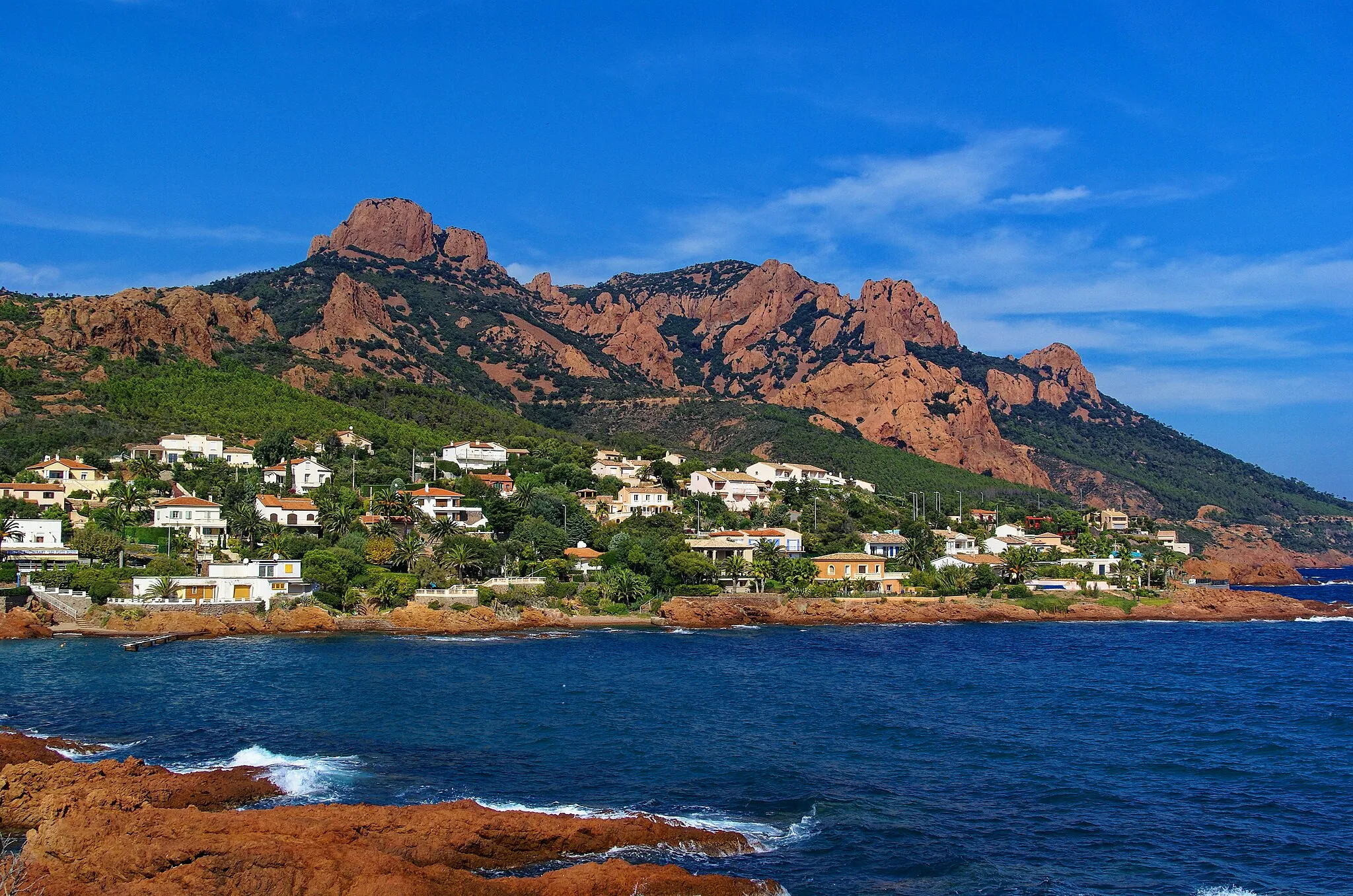 Photo showing: Calanque d'Anthéor - Boulevard Eugène Brieux - View NNE on Pointe d'Anthéor