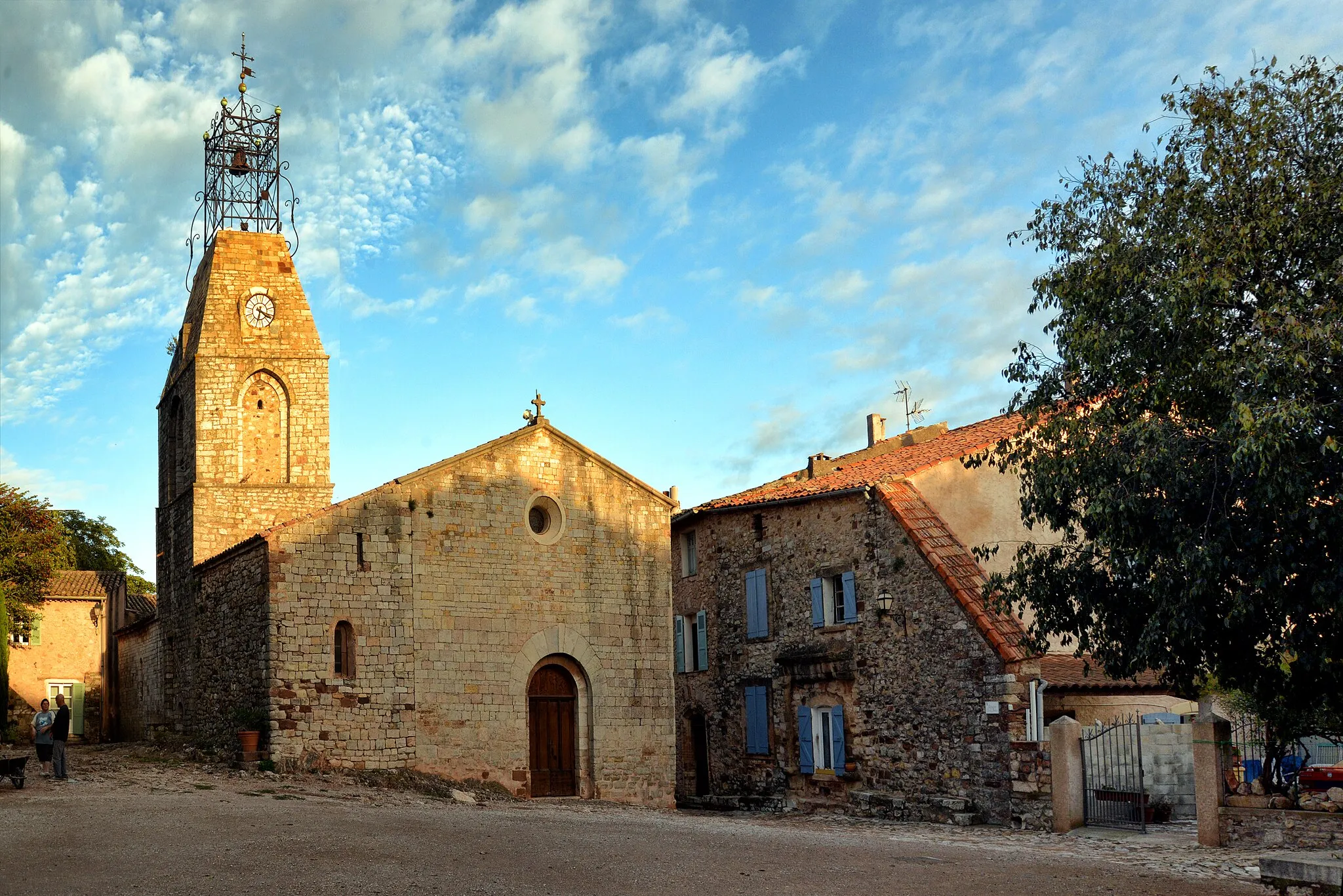 Photo showing: Le Cannet-des-Maures, Var (Provence) - La place du village avec l'église paroissiale Saint-Michel du Vieux-Cannet