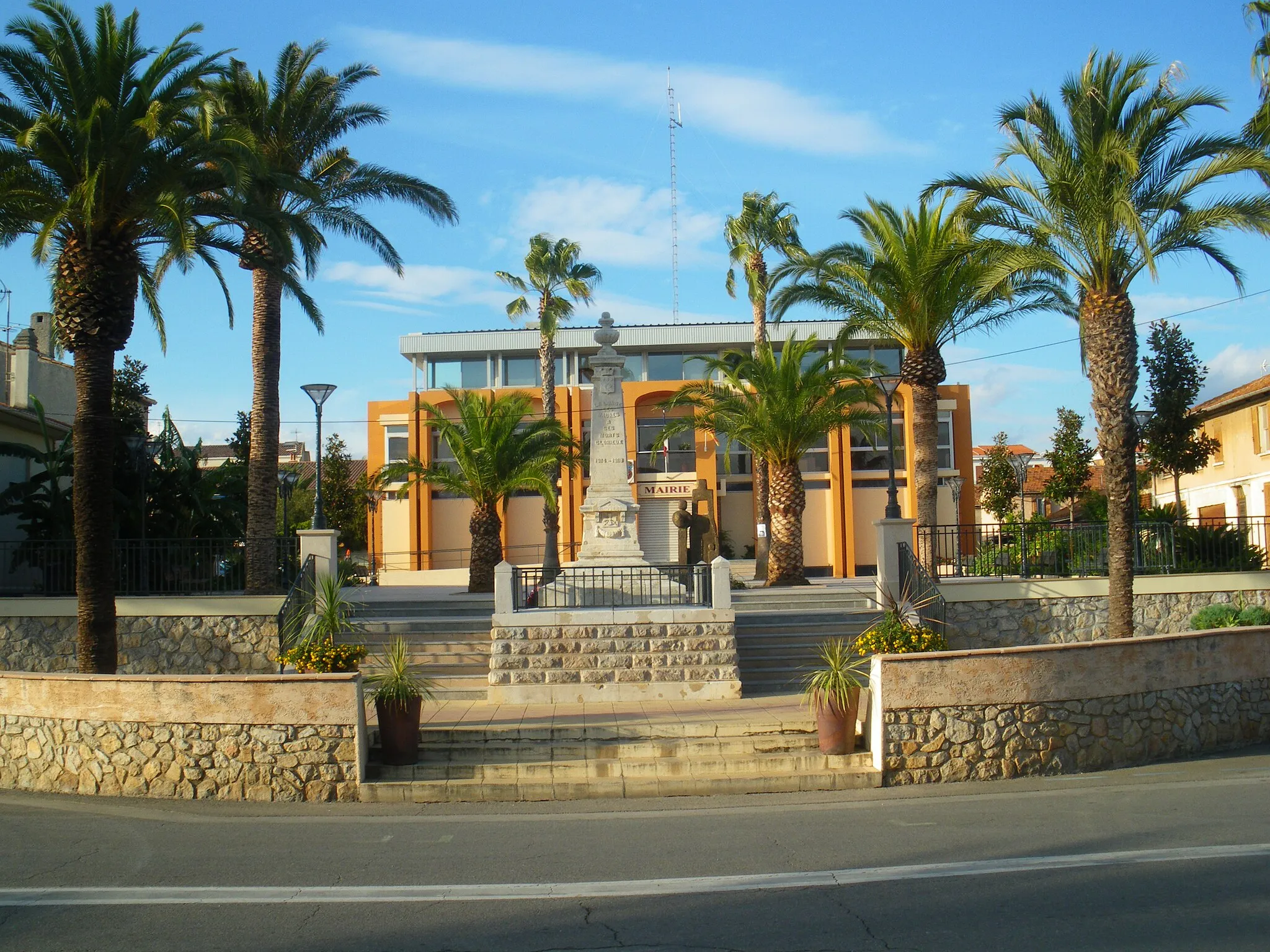 Photo showing: City Hall of La Londe Les Maures, 11 novembre square