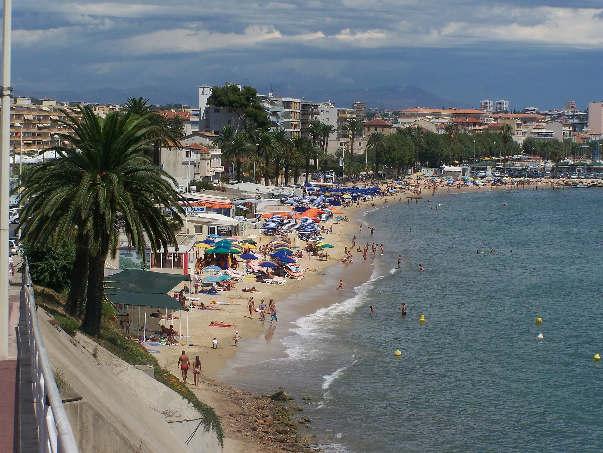 Photo showing: The bay of the city of Golfe Juan, in the south of France.