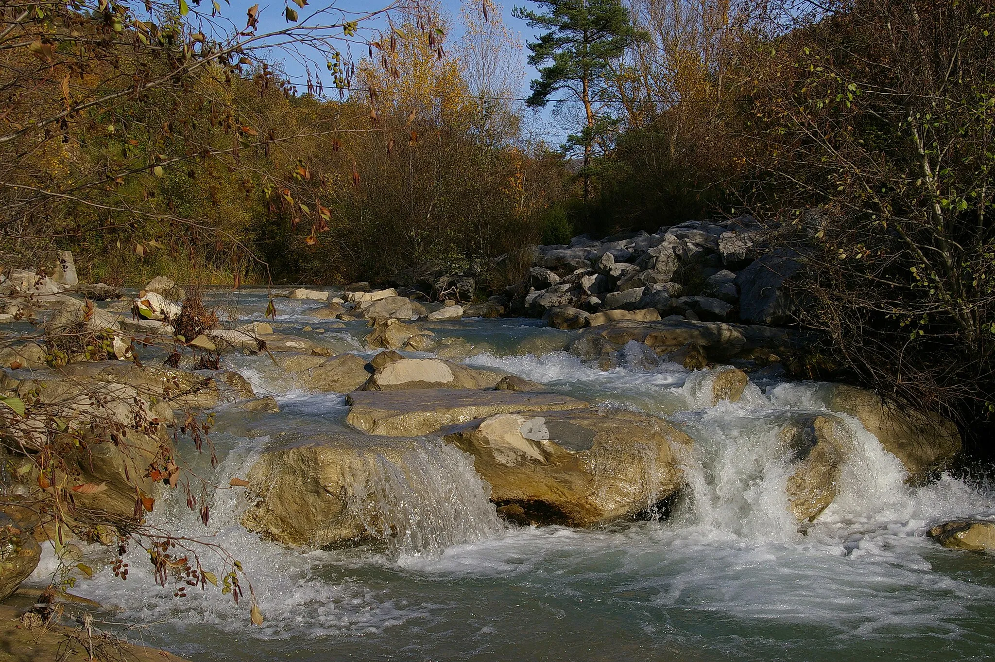 Photo showing: Rivière l'Estoublaïsse, 3 kilomètres après sa sortie des Gorges de Trévans, à Estoublon