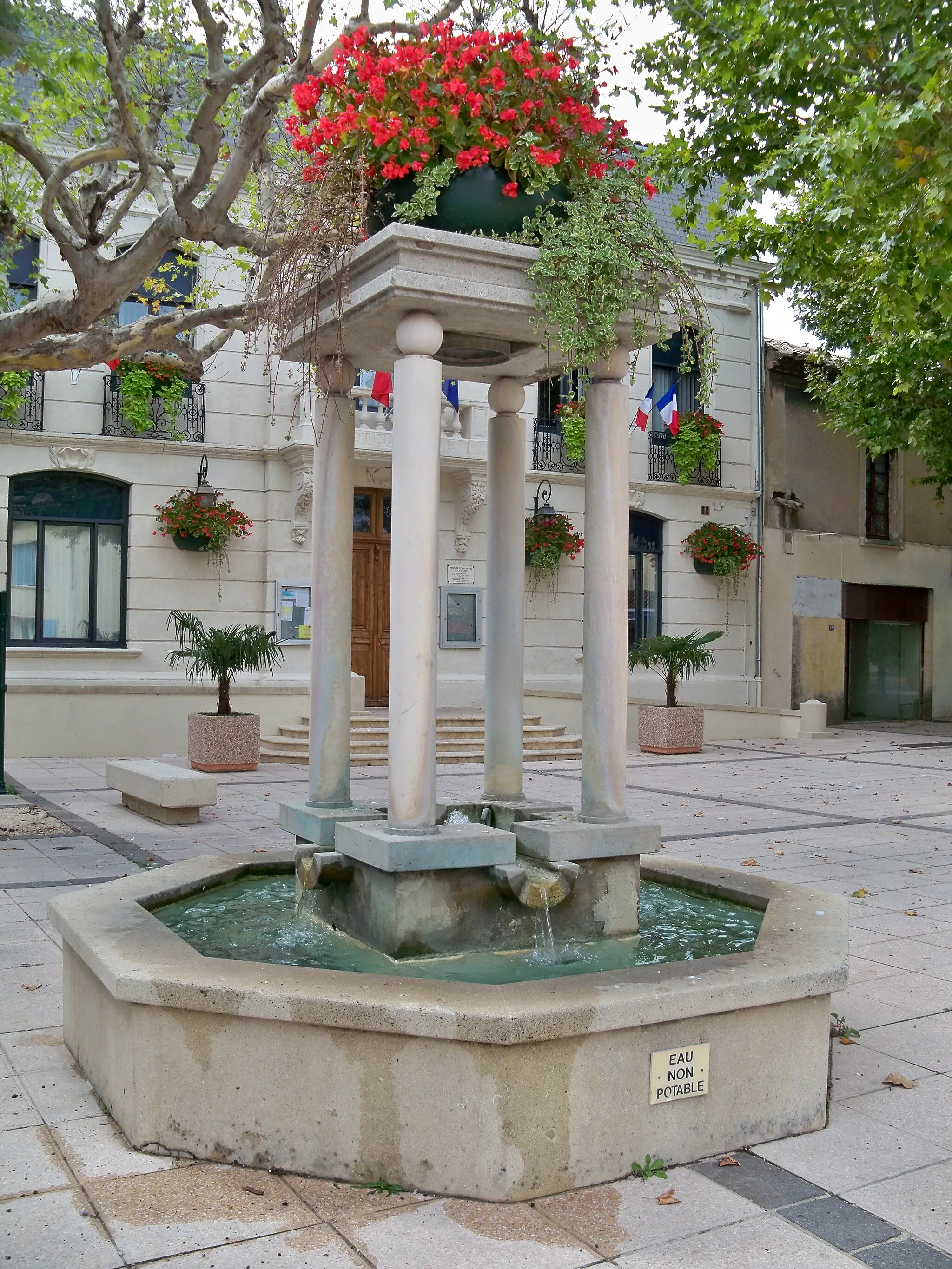 Photo showing: Fontaine de la mairie à Lapalud