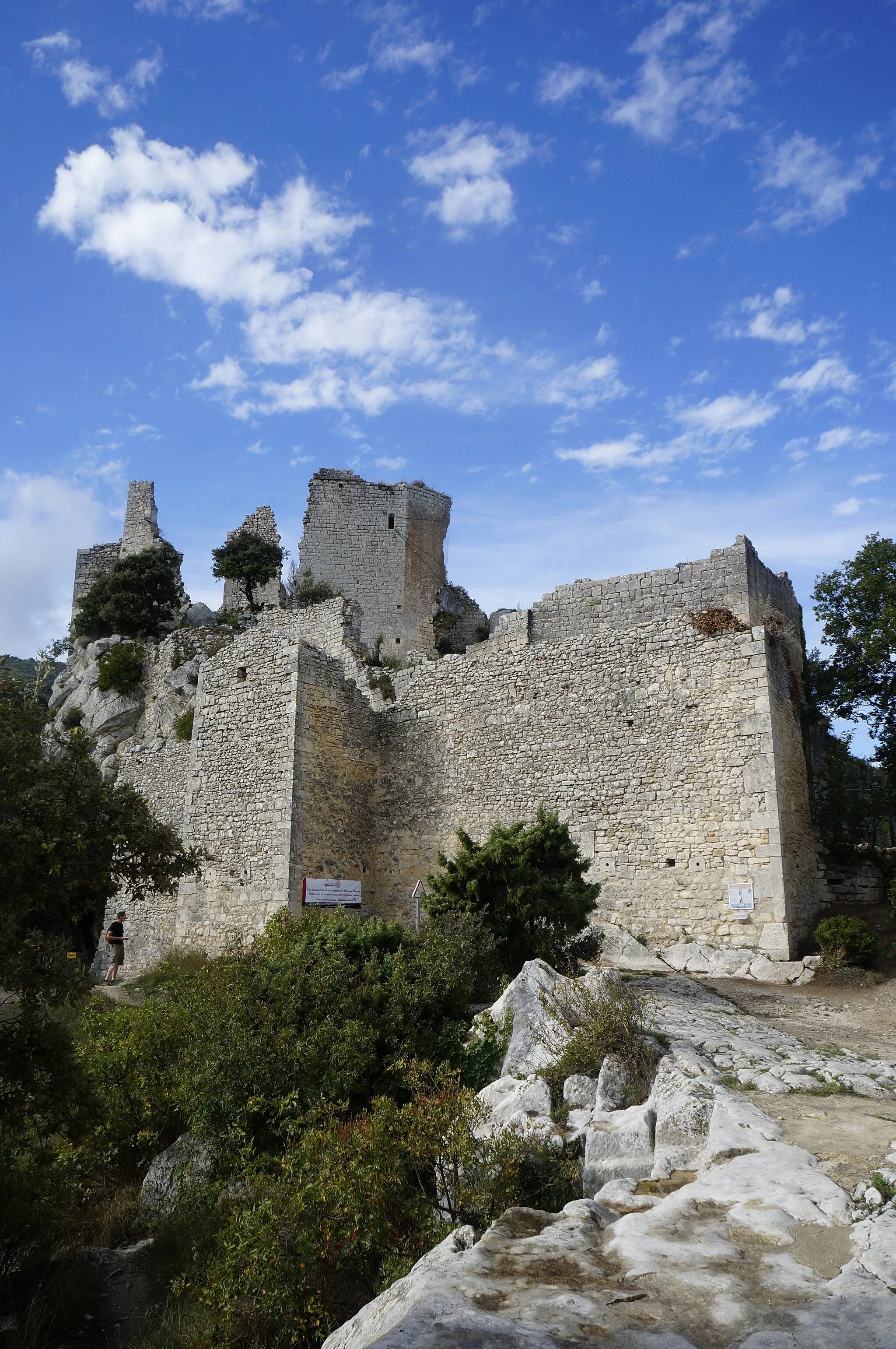 Photo showing: Reste der Burg neben der Kirche