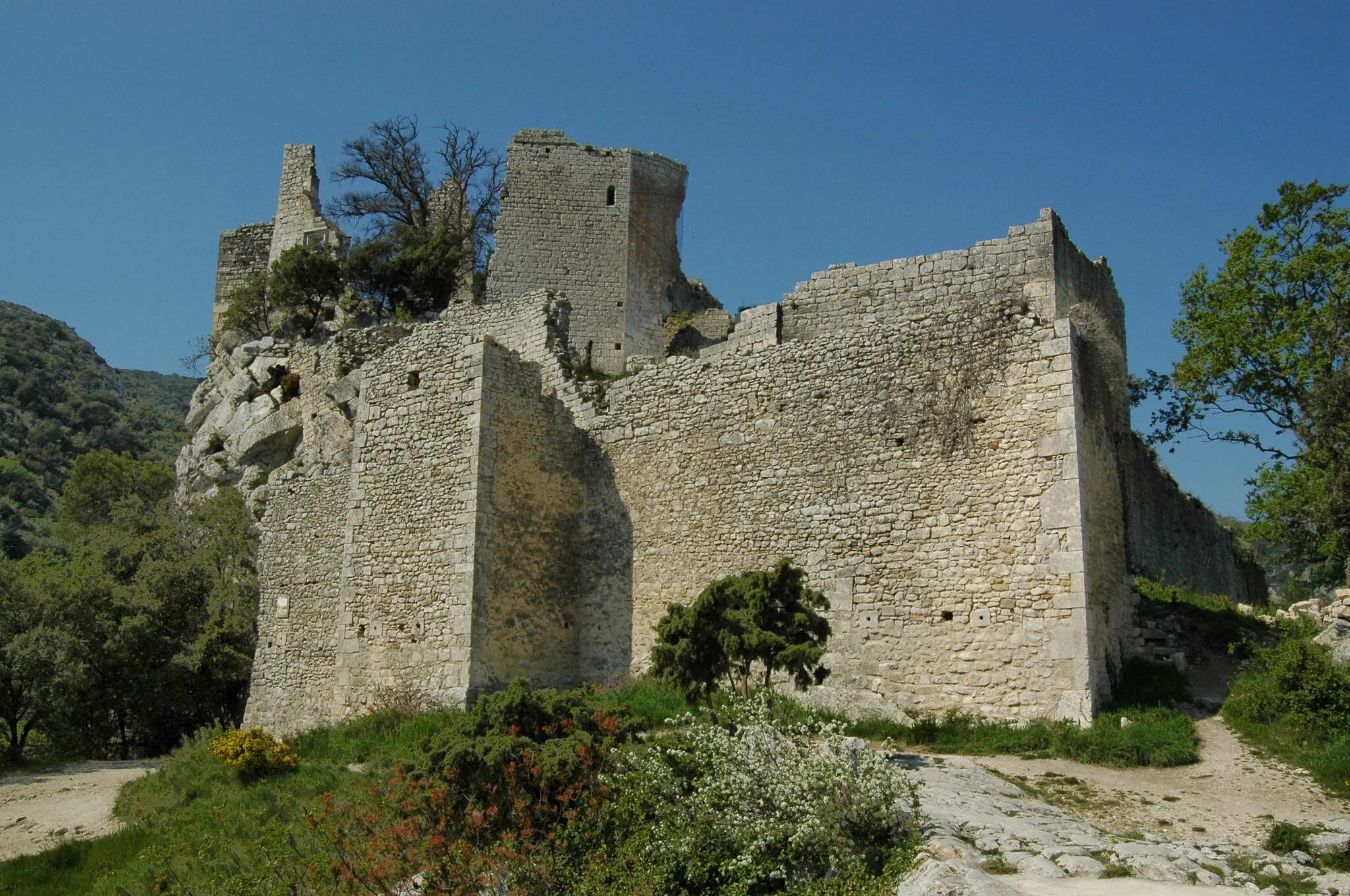 Photo showing: Vue générale du château d'Oppède