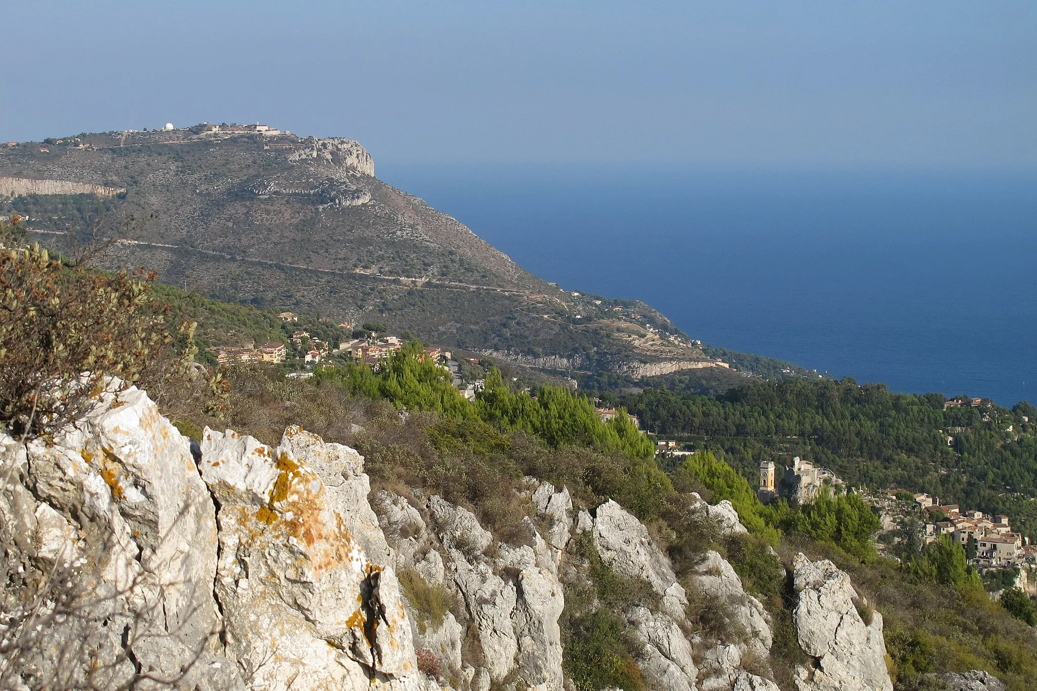 Photo showing: Vue du col d'Èze, PACA, France. On aperçois Èze-Village en bas à droite.