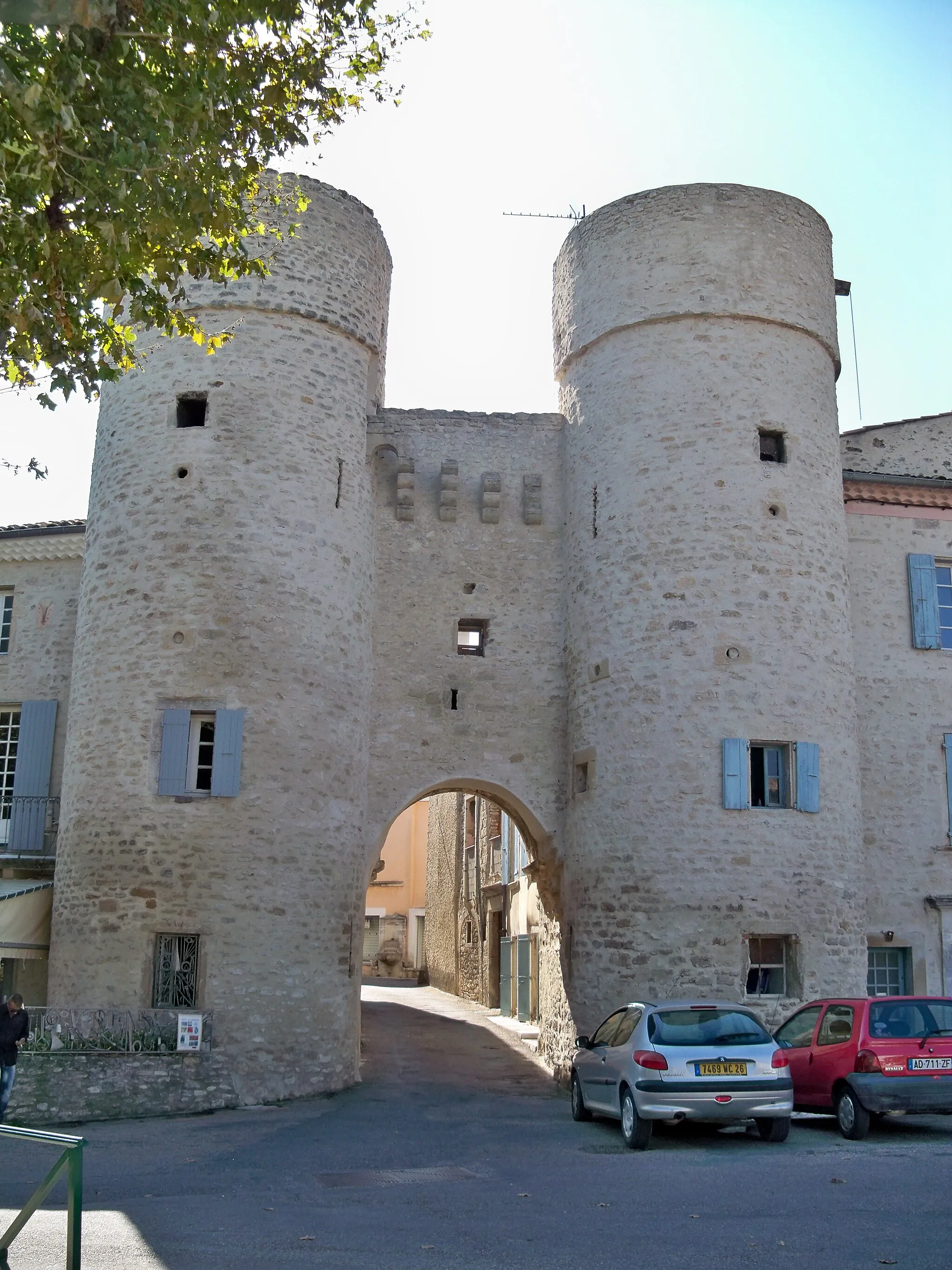 Photo showing: Porte de ville à Taulignan (26)