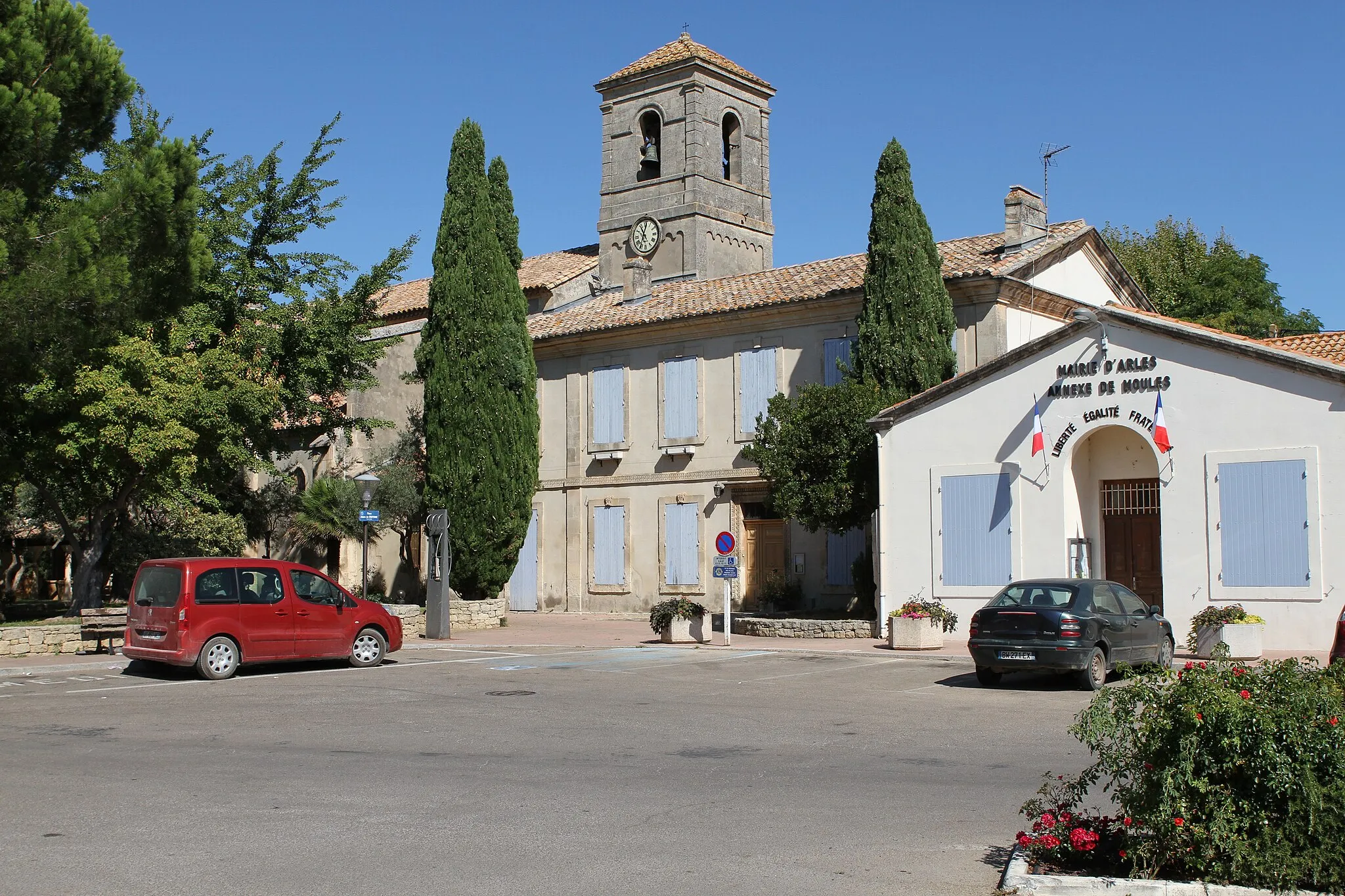 Photo showing: Église et mairie de Moulès (Bouches-du-Rhône, France)