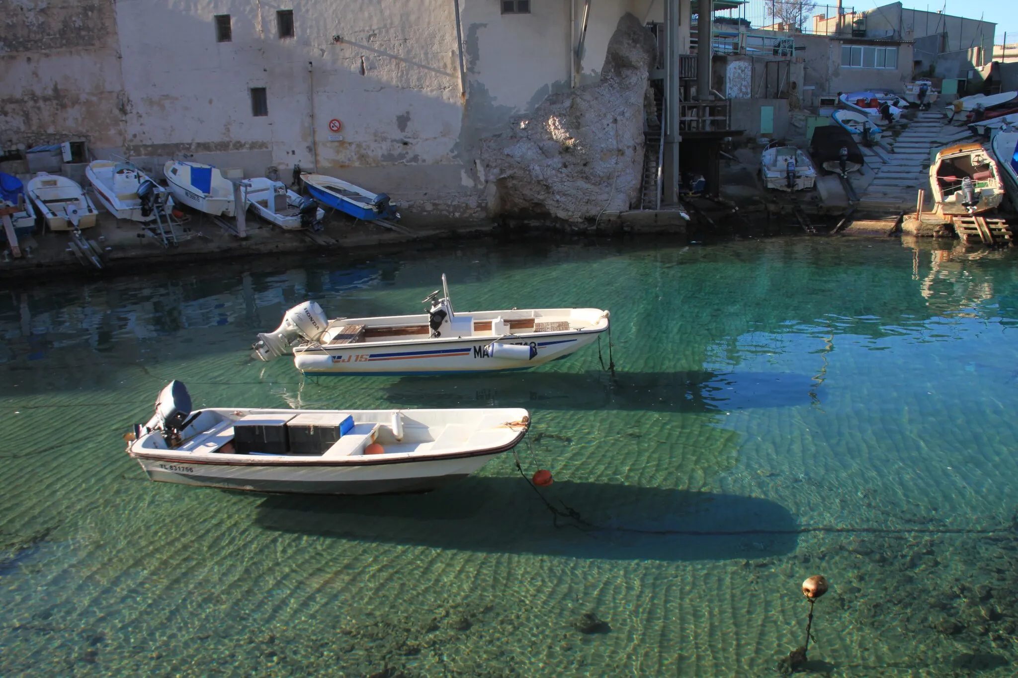 Photo showing: Reflet d'ombre de bateaux, Anse de Malmousque, matin 1er janvier, Marseille

Water shadow reflection on the sea
