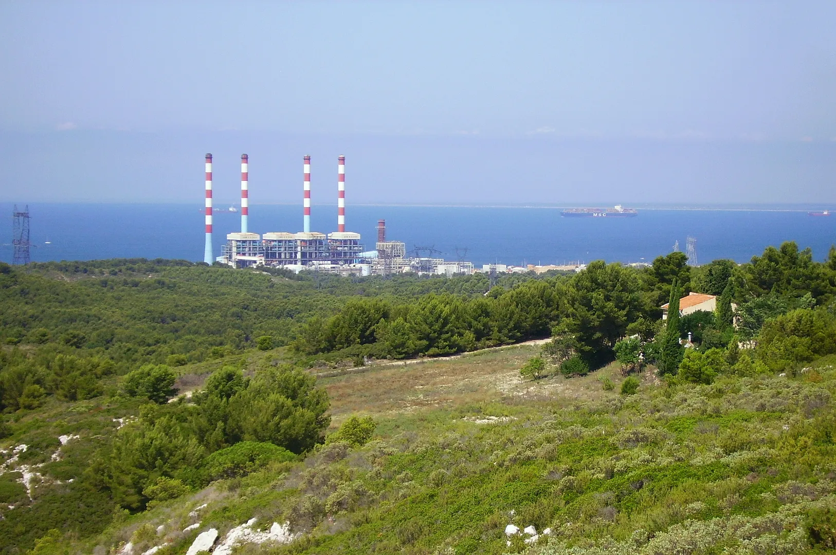 Photo showing: La centrale thermique de Martigues-Ponteau (Bouches-du-Rhône) face à la Méditerranée, vue depuis le col de la Gatasso.