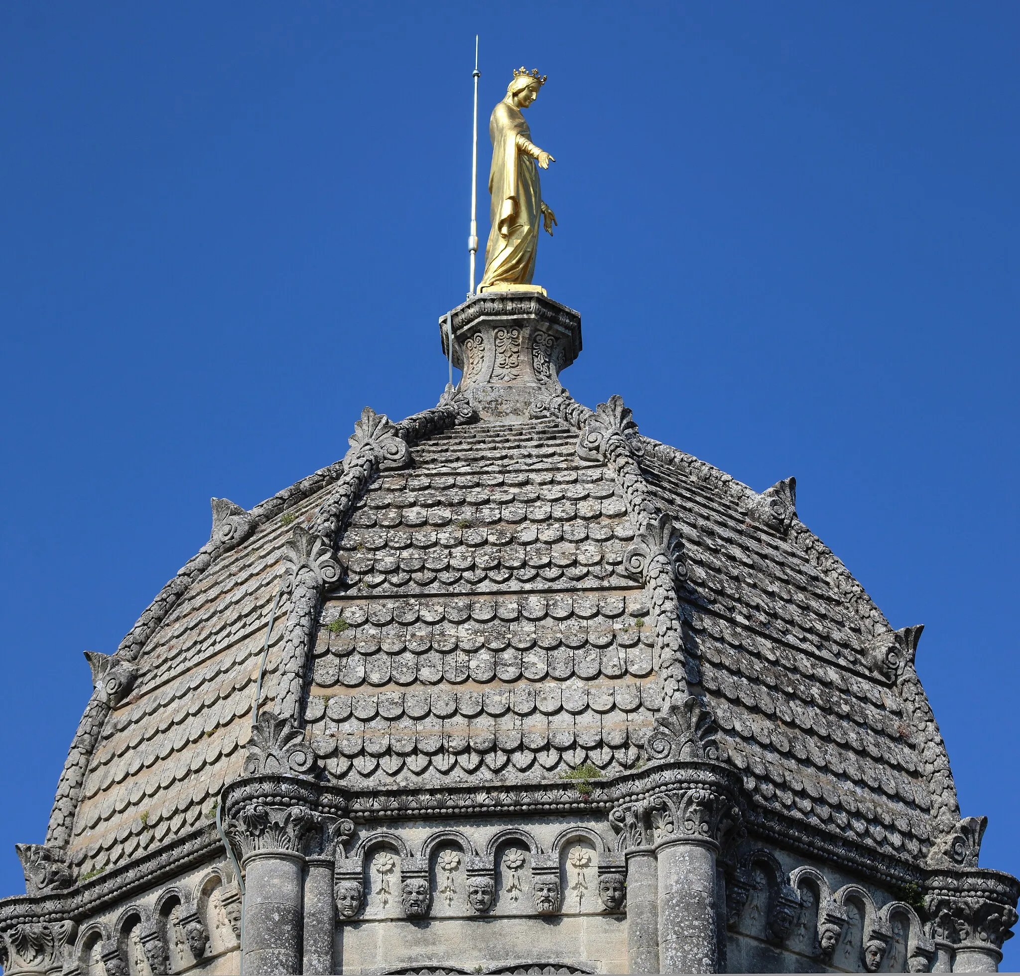 Photo showing: The roof of the Our Lady chapel of Forcalquier, France.