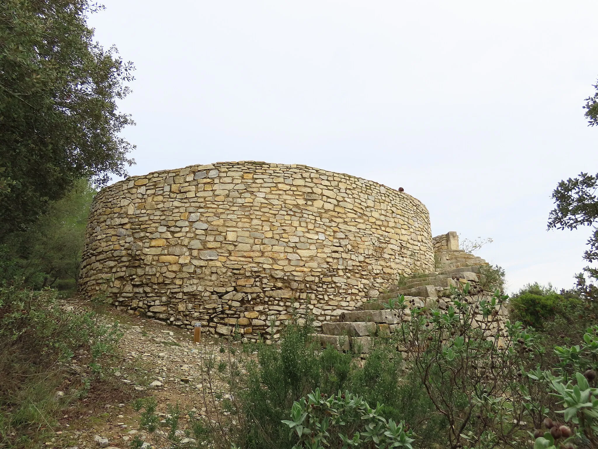 Photo showing: La tour bâtie dite "aux deux escaliers" est une construction en pierres sèches du domaine du Mas d'Escattes à Nîmes Courbessac