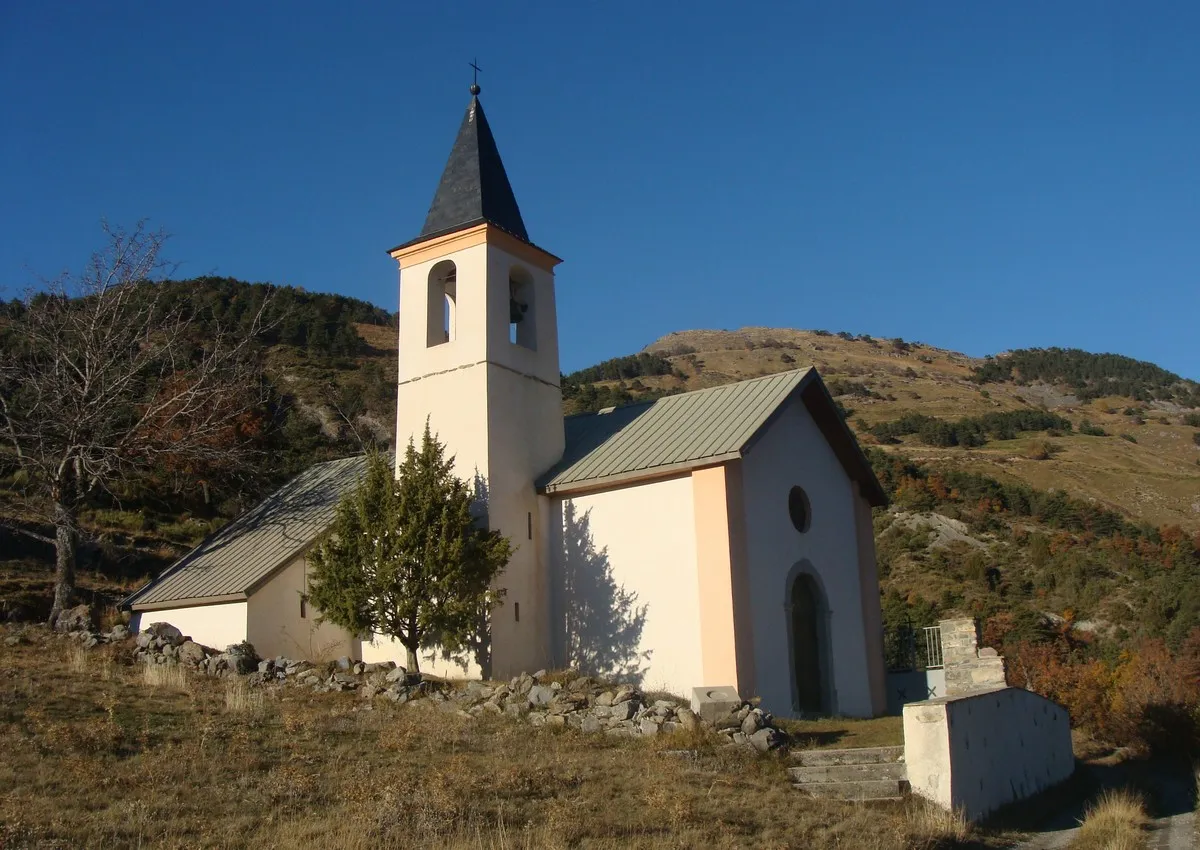 Photo showing: La petite église du hameau de l'Adroit de Pontis (Alpes-de-Haute-Provence), au sud du village, côté Ubaye.
