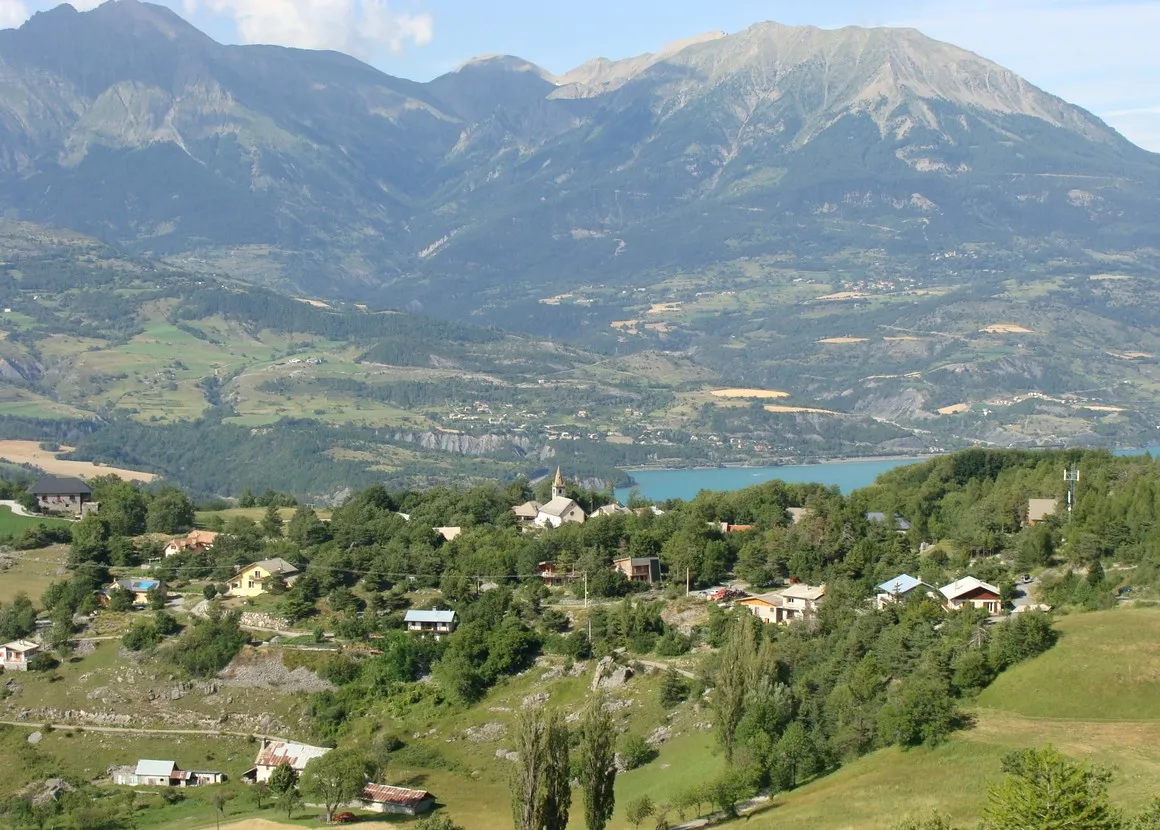 Photo showing: Pontis vu depuis la route du col.