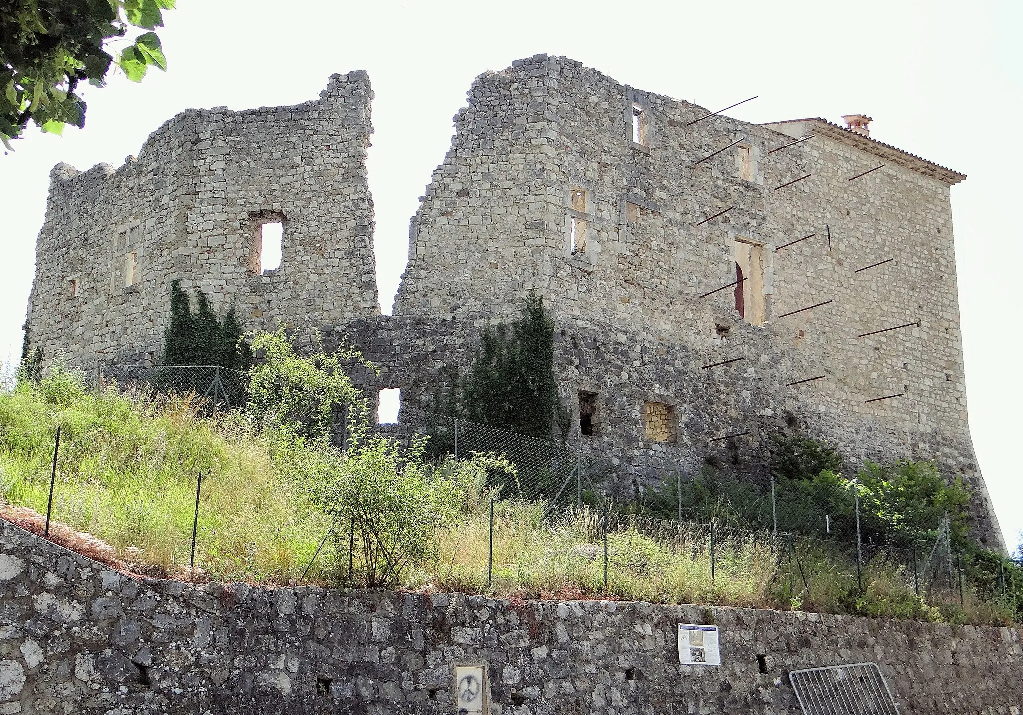 Photo showing: Château de Gréolières