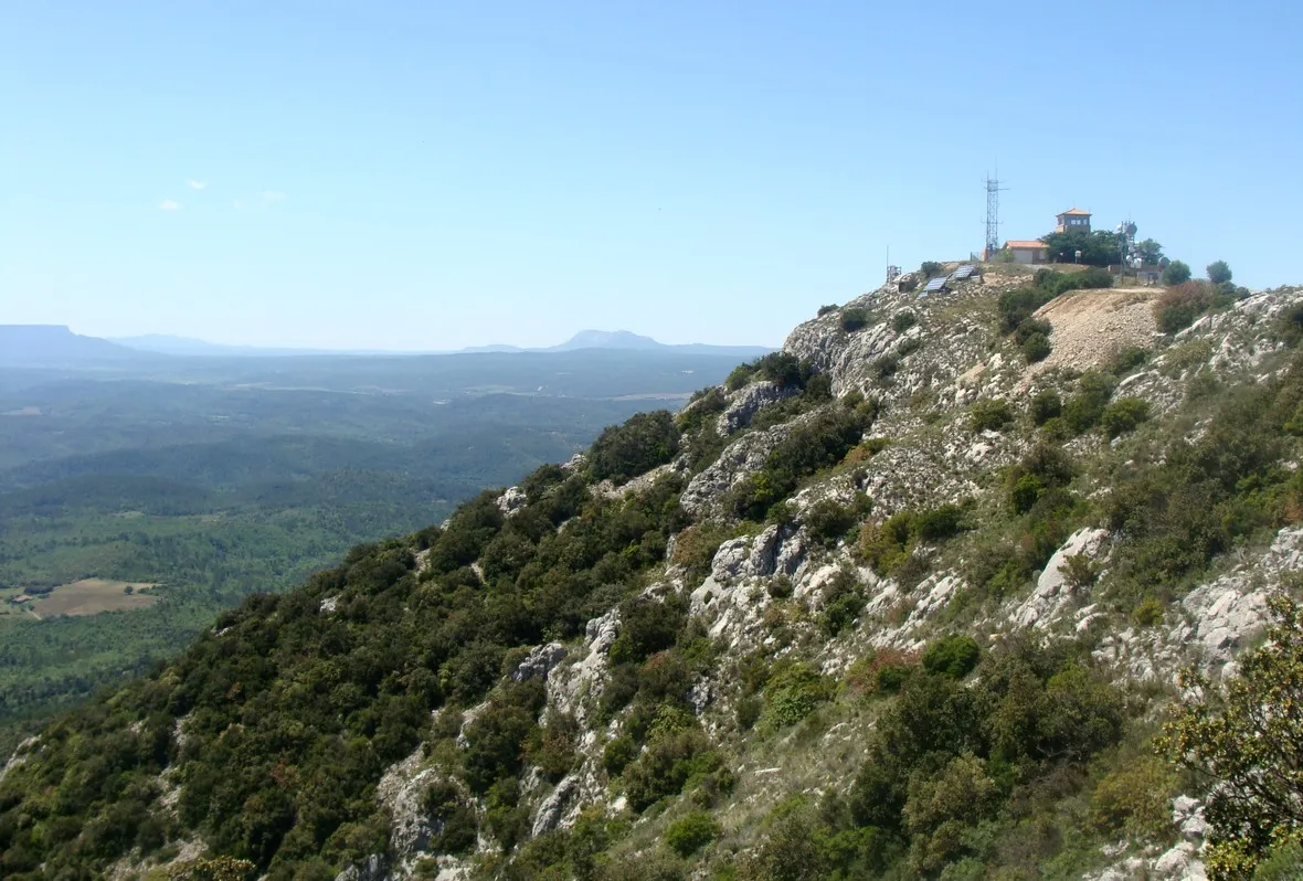 Photo showing: Les installations au sommet du Gros Bessillon, et les rochers de la face sud (vue prise en direction de l'ouest).