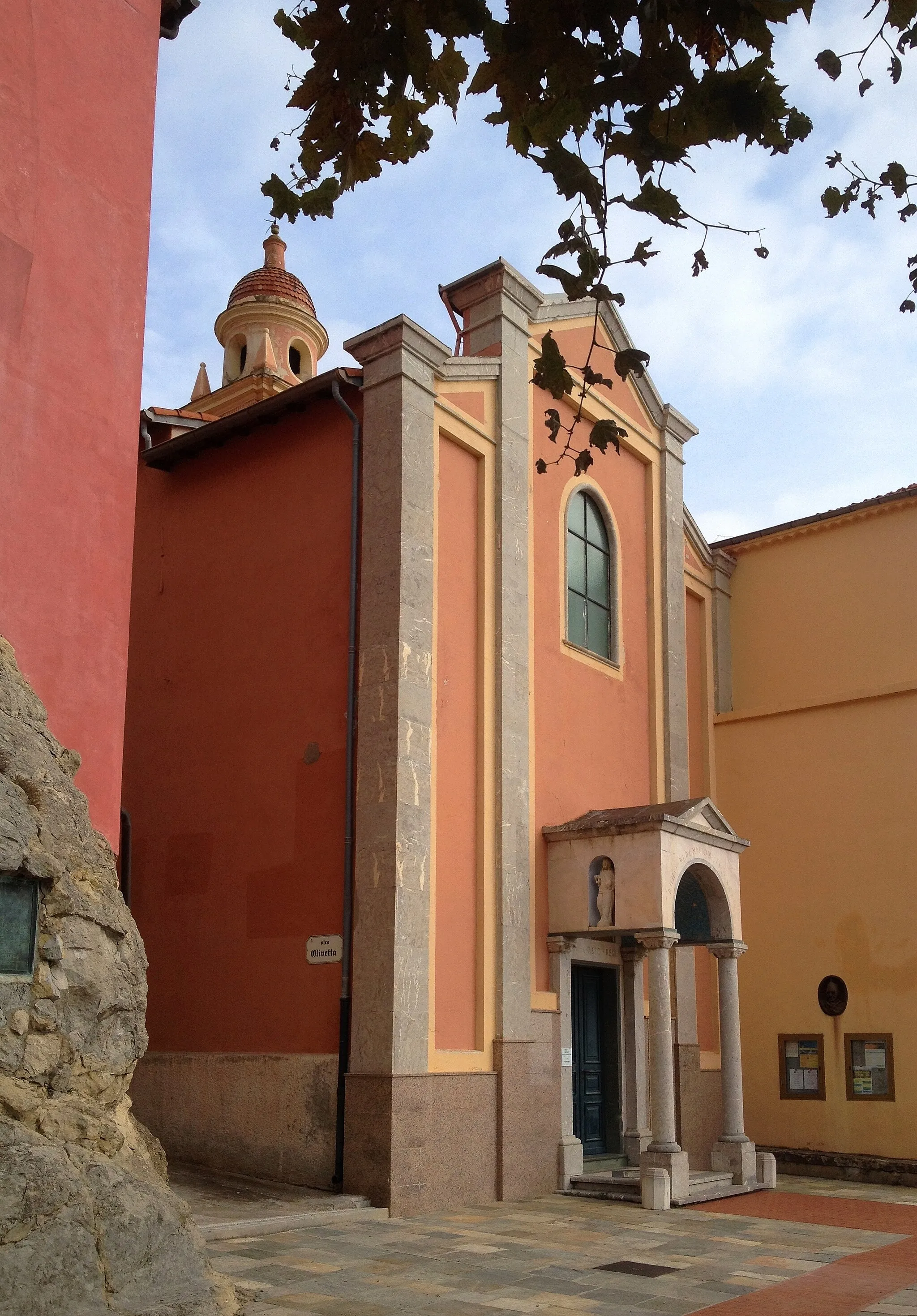 Photo showing: Mortola, St.-Maurus-Kirche