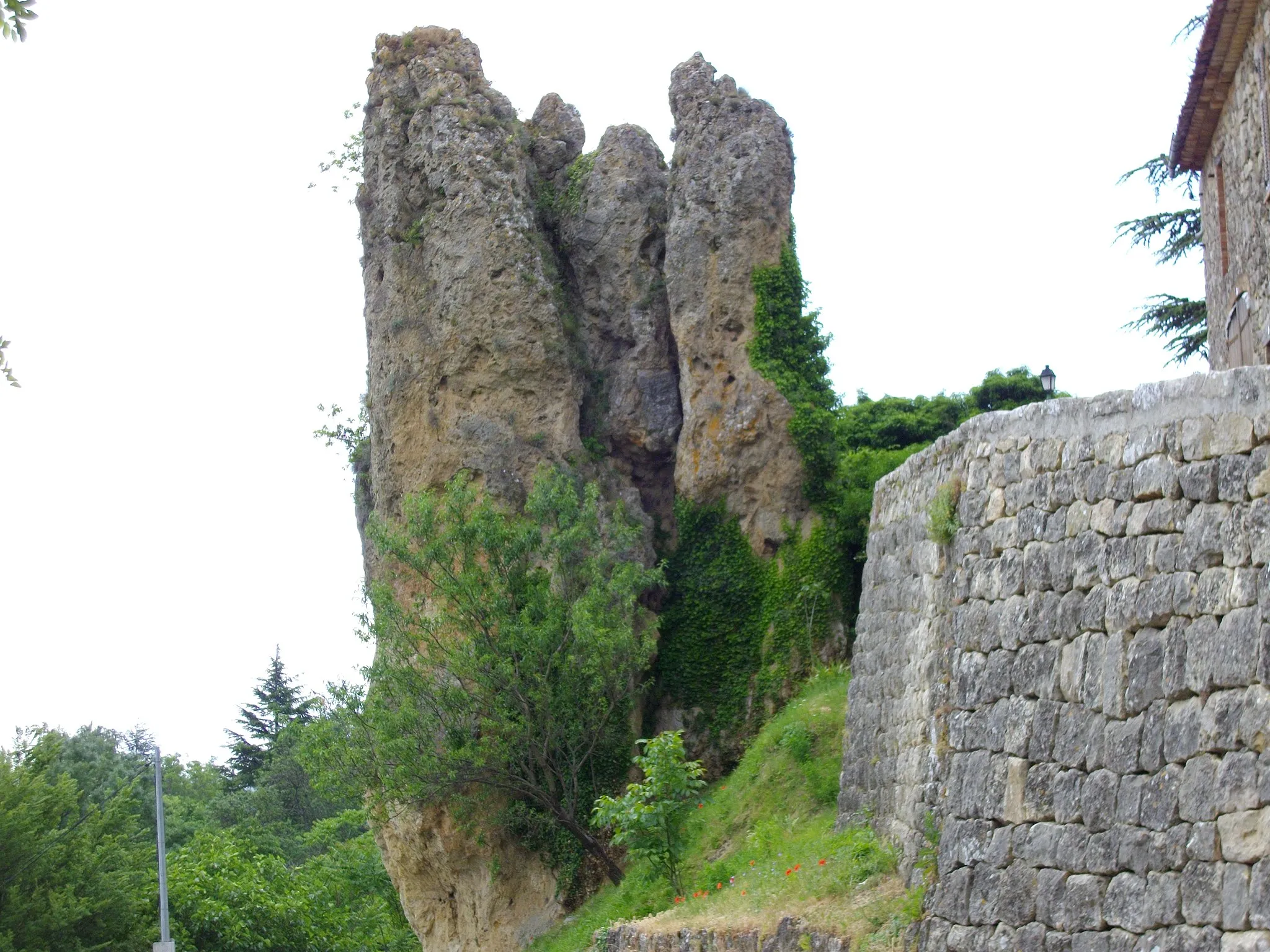 Photo showing: Ampus (Var), Rocher dit « Roche-Aiguille », à la sortie du village, mégalite de tuf calcaire façonné par la Nature.