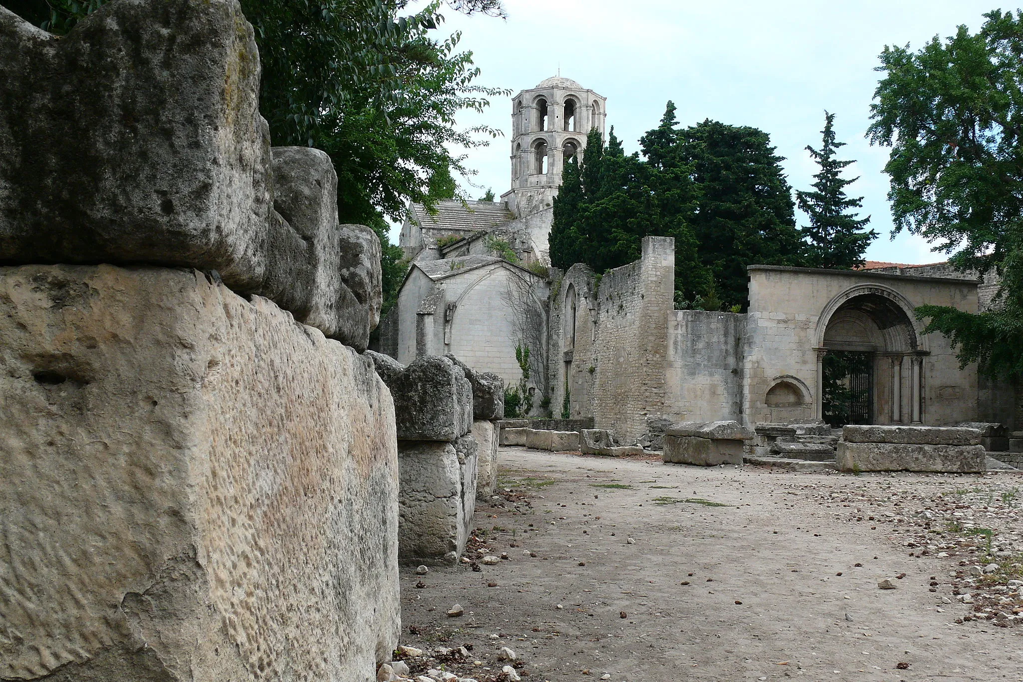 Photo showing: Die Nekropole Les Alyscamps mit der Kirche St.Honorat