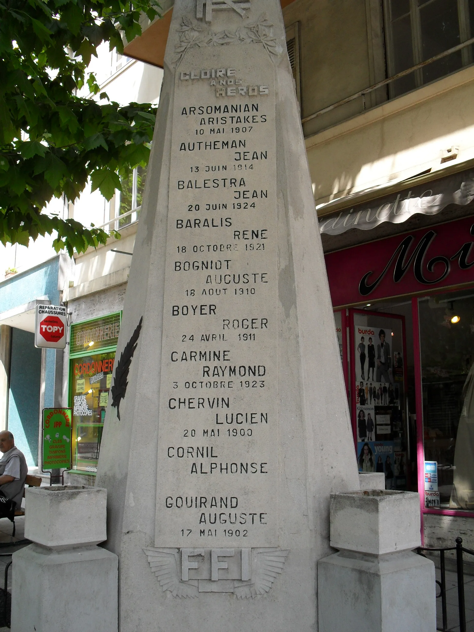 Photo showing: Face FFI du cénotaphe commémorant la Libération de Nice situé à l'angle du carrefour du 28 août et du boulevard Joseph Garnier. On peut y lire les noms des 10 FFI décédés dans les combats autour du carrefour le 28 août 1944.