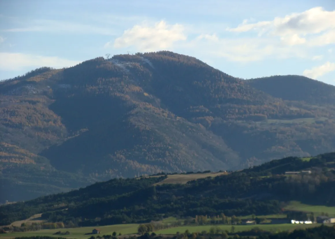 Photo showing: Le Mont Colombis, versant nord, vu des Chaussins (commune de Chorges).