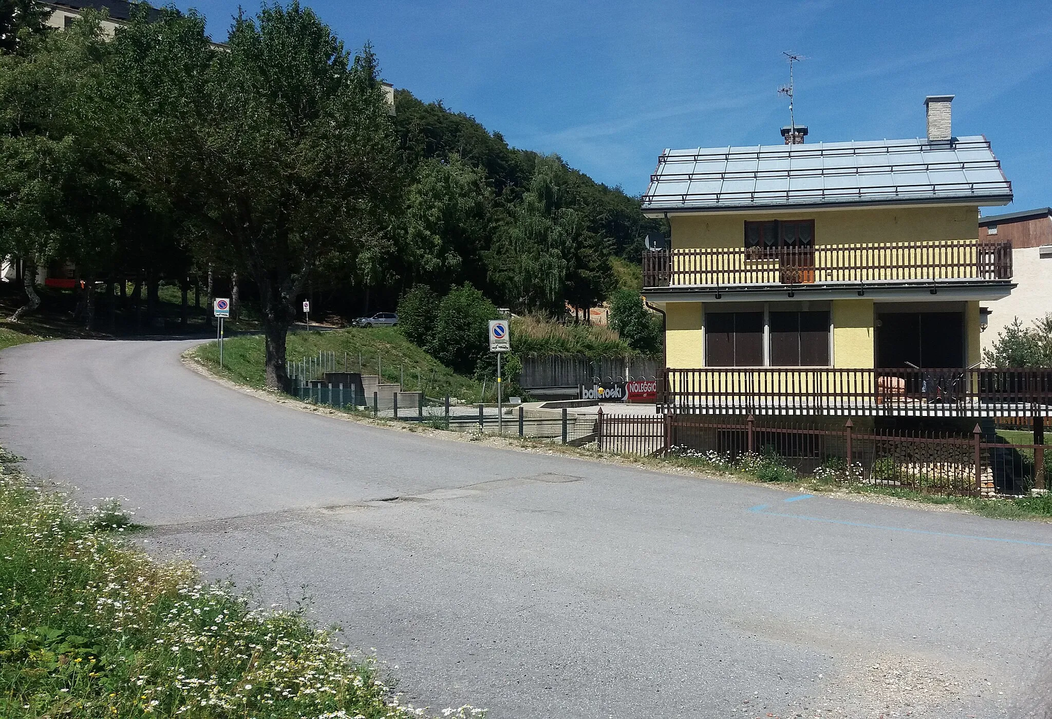 Photo showing: Scorcio di una strada della frazione di Panice Soprana.