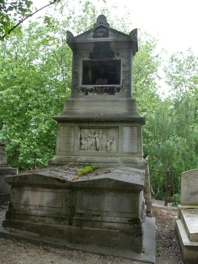 Photo showing: Tombe du comte de Lavalette au Père Lachaise (Paris)