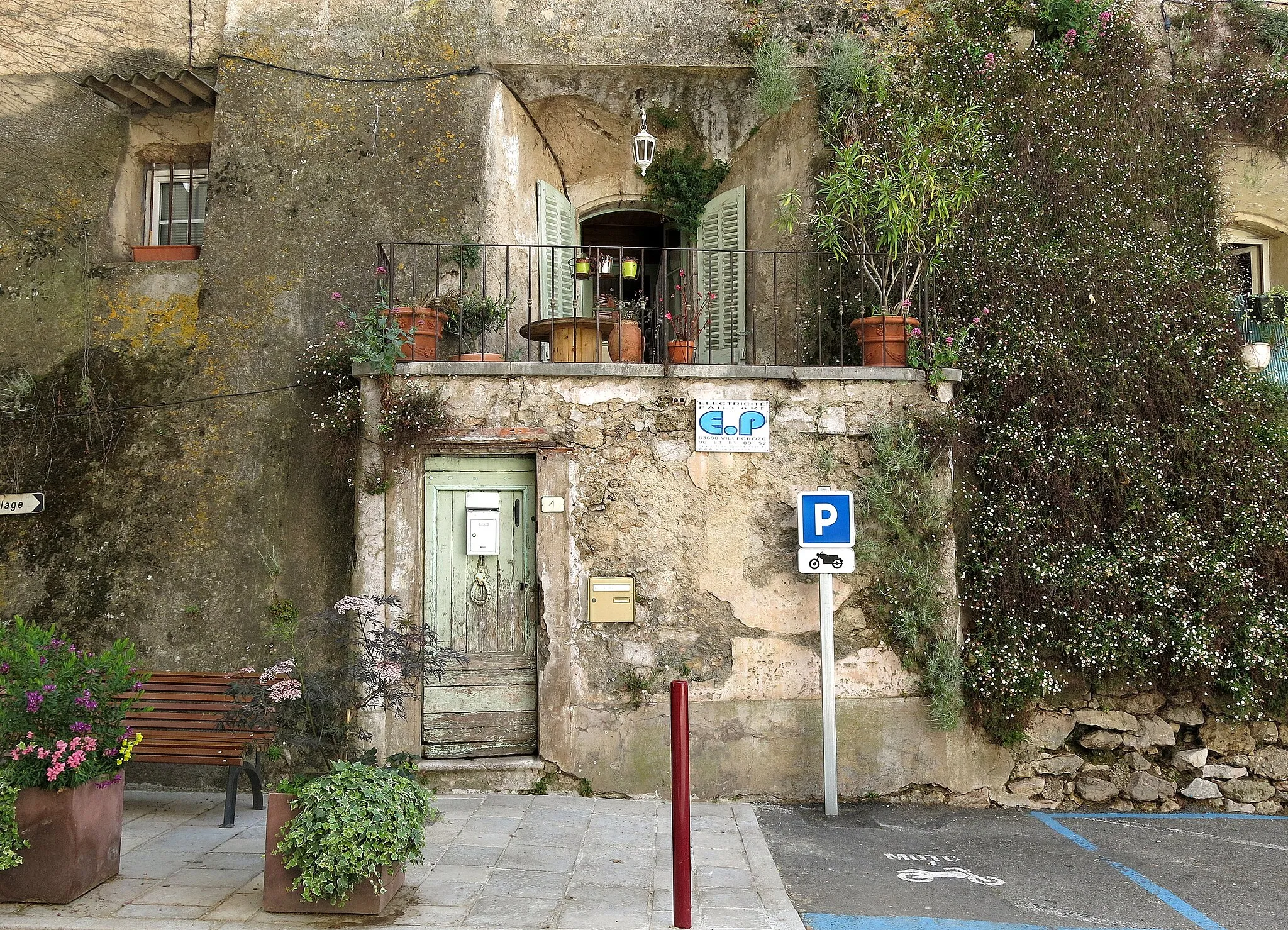 Photo showing: A house built into the town wall, Villecroze, Var, Provence