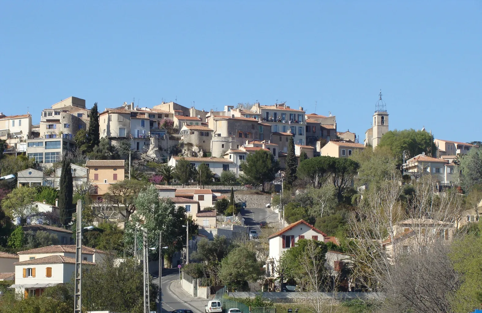 Photo showing: Le village de Saint-Julien sur sa colline, vu depuis les Caillols.