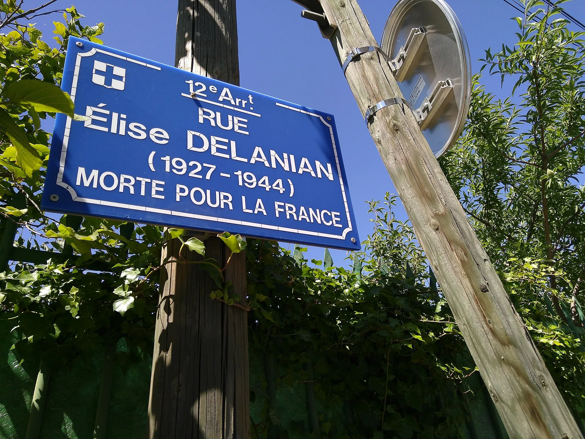 Photo showing: Plaque de rue au croisement de la rue Élise Delanian et du Boulevard de Beaumont à Marseille