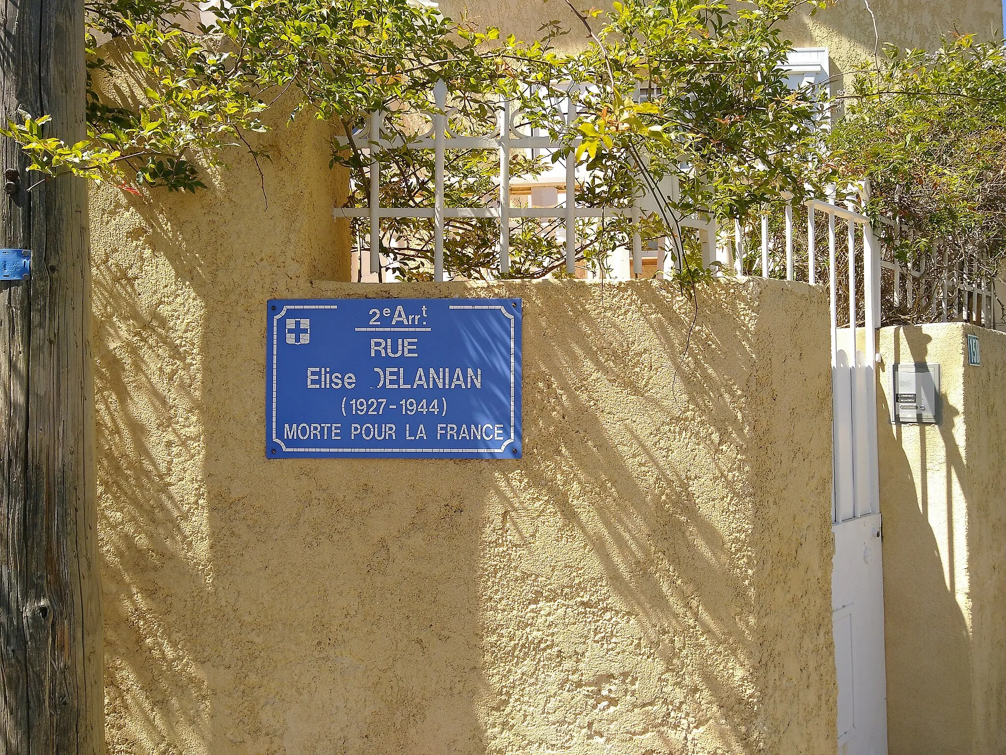 Photo showing: Plaque de rue au croisement de la rue Élise Delanian et de la rue des Fauvettes à Marseille