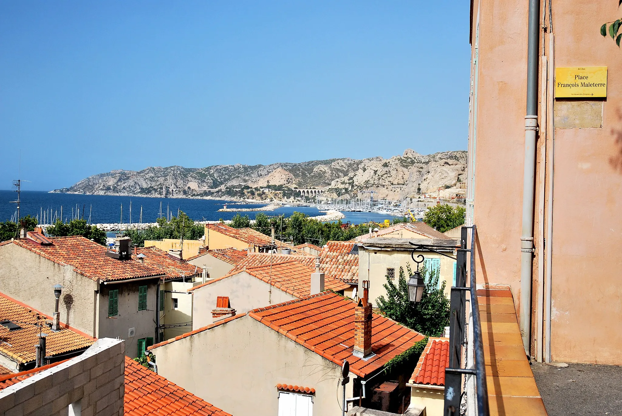 Photo showing: Vue du port et du massif de l'Estaque, depuis la place François Maleterre, dans le quartier de l'Estaque, 16e arrondissment de Marseille.