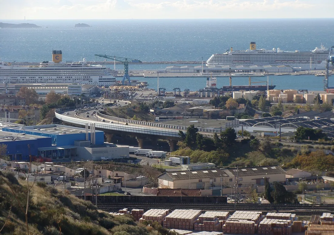 Photo showing: La zone industrielle de Mirabeau vue de la colline Foresta (la Viste). A premier plan, les tuileries de Saint-André. Au centre l'autoroute A55. Puis deux navires de croisière stationnés dans le bassin Mirabeau du port de Marseille. Au fond à gauche l'extrémité nord des îles du Frioul.