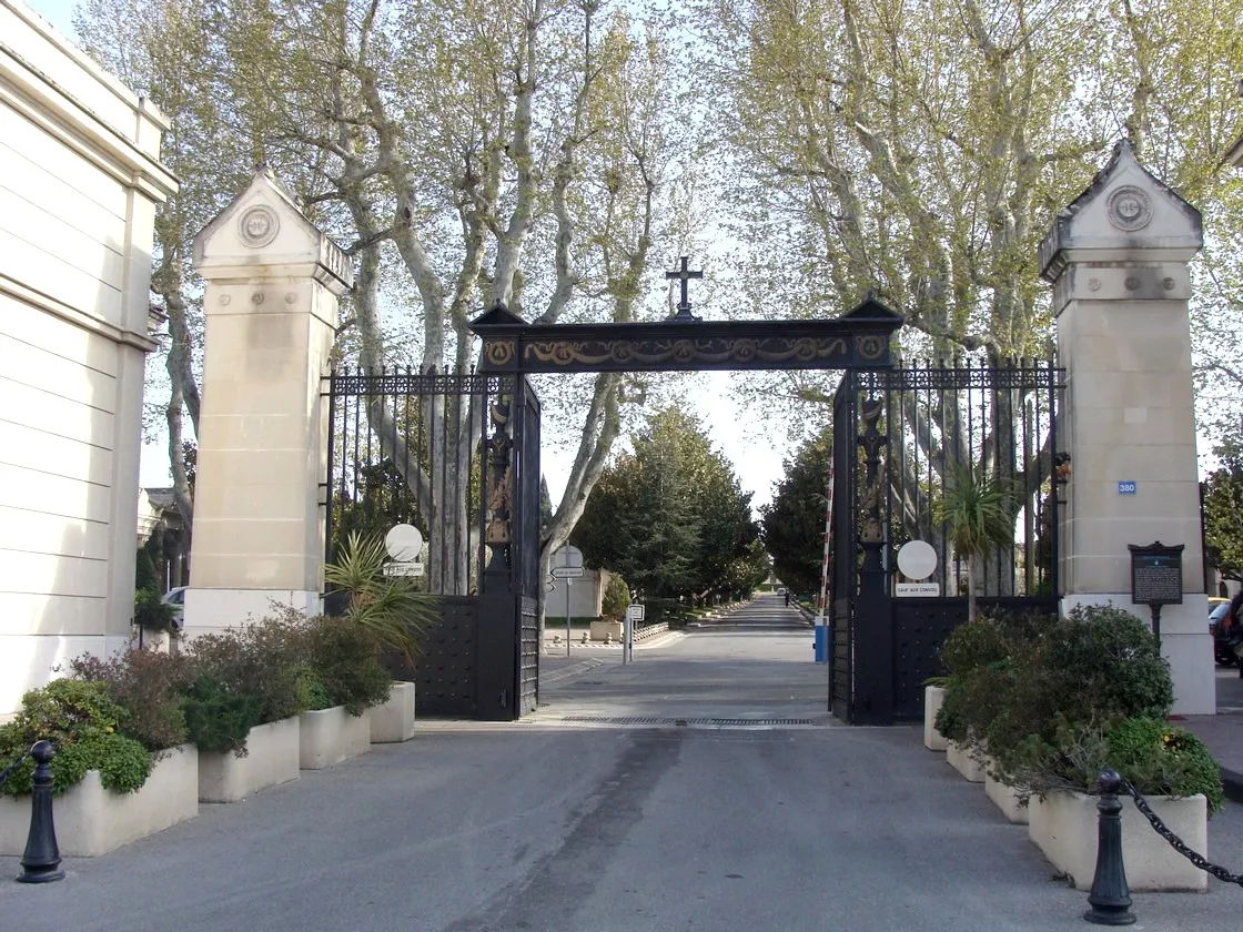 Photo showing: L'entrée principale (côté nord) du cimetière Saint-Pierre, situé entièrement dans le quartier de la Timone (10e arrondissement) à Marseille, par la rue Saint-Pierre (à la frontière du quartier Saint-Pierre et du 5e arrondissement).