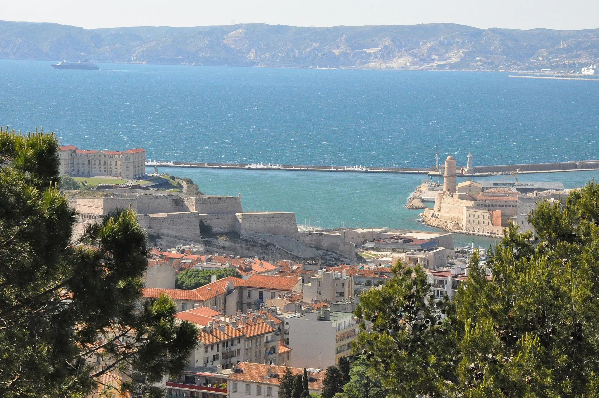 Photo showing: Marseille (France, Provence), entry of port, with Fort Saint-Nicolas, Fort Saint-Jean and Palais du Pharo