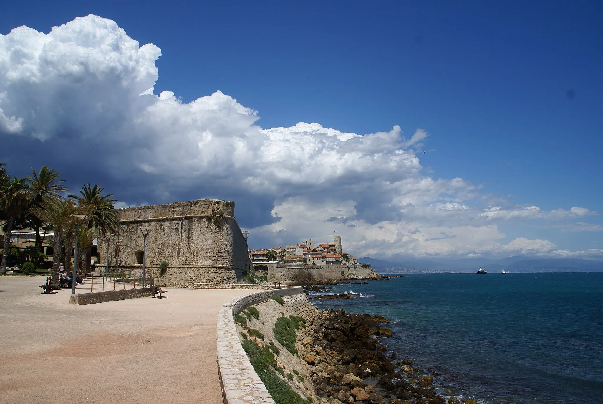 Photo showing: The coastline in Antibes, looking north towards the old town