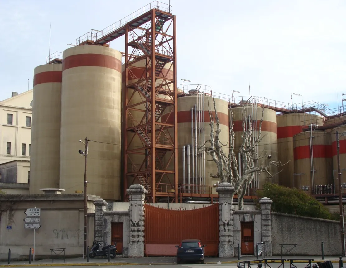 Photo showing: L'usine Heineken de la Valentine (Marseille 11e arr.), vue partielle, entrée avenue César-Boy.