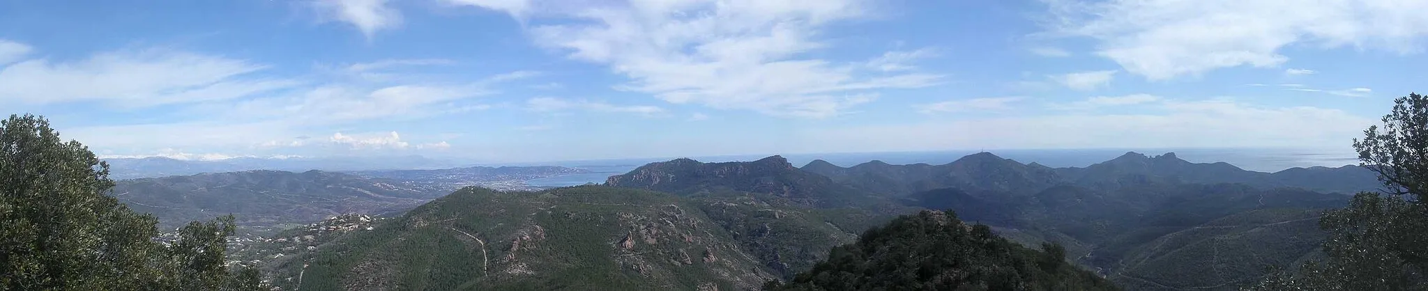 Photo showing: Vue panoramique sur les Monts de l'Esterel (Pic de l'Ours, Cap roux), au loin les Monts du mercantour.