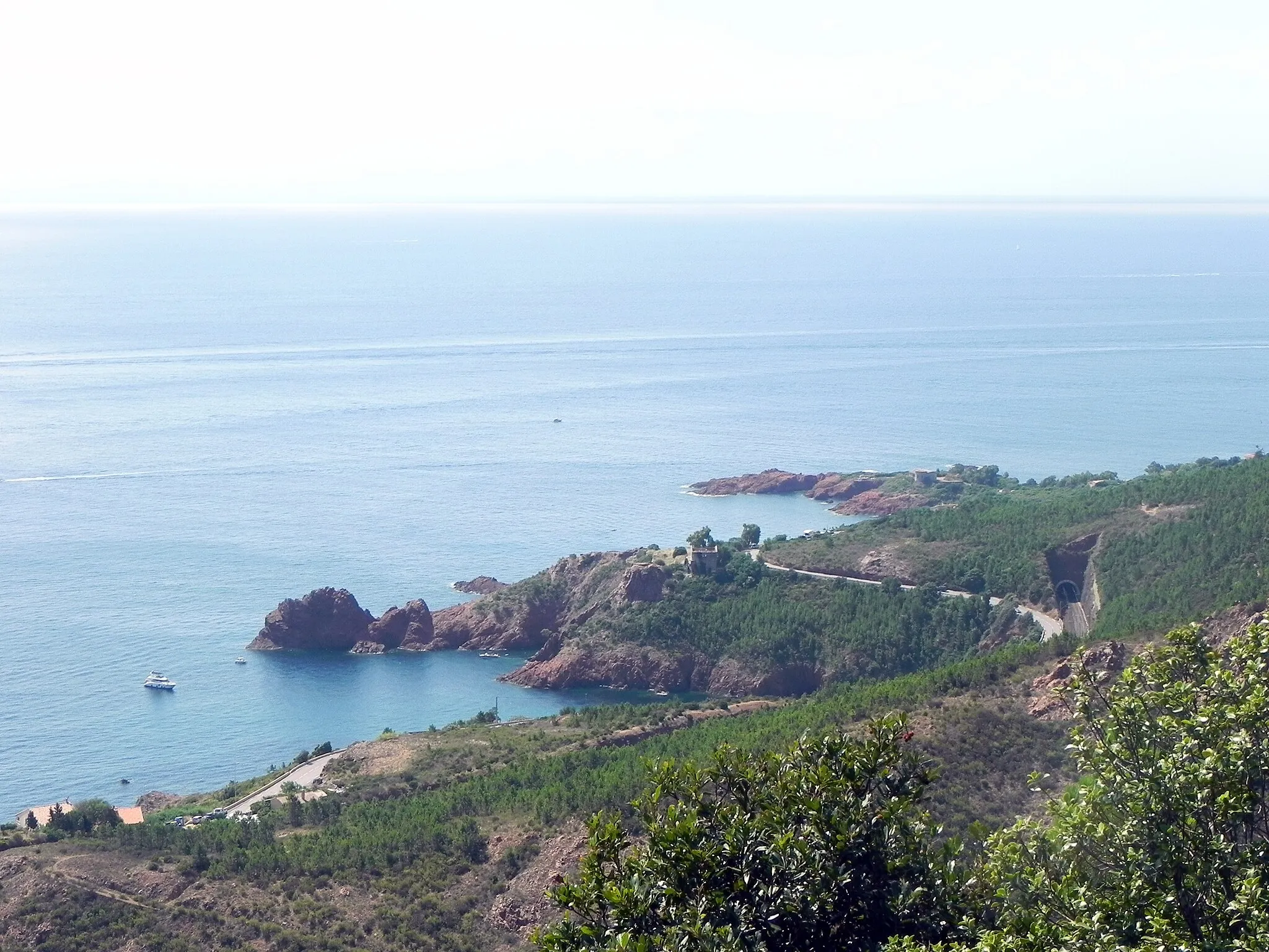 Photo showing: Route de Saint-Raphaël à la Napoule, le long de l'Estérel : succession de criques et de calanques.